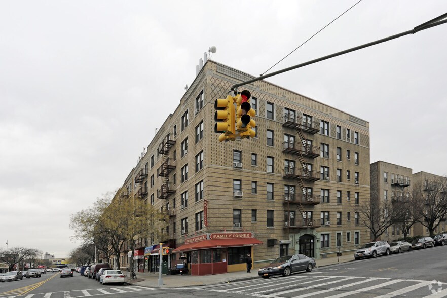 2924 21st Ave, Astoria, NY à louer - Photo de l’immeuble – Image 3 sur 4