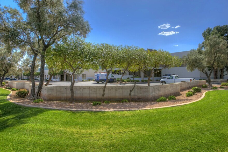 1750 S Los Feliz Dr, Tempe, AZ à louer - Photo de l’immeuble – Image 2 sur 10