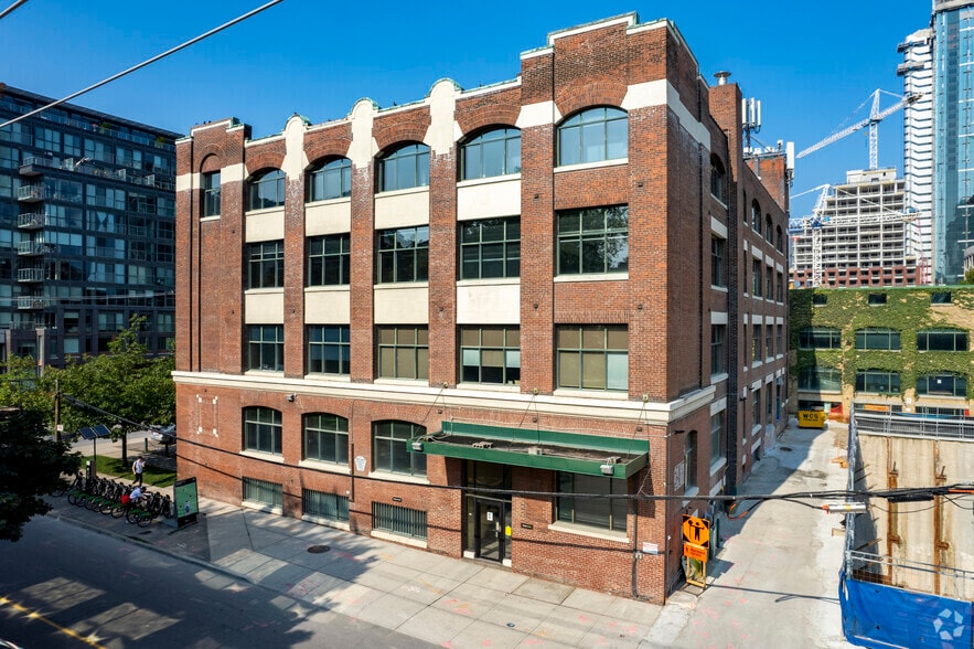 495-517 Wellington St W, Toronto, ON à louer - Photo de l’immeuble – Image 3 sur 9