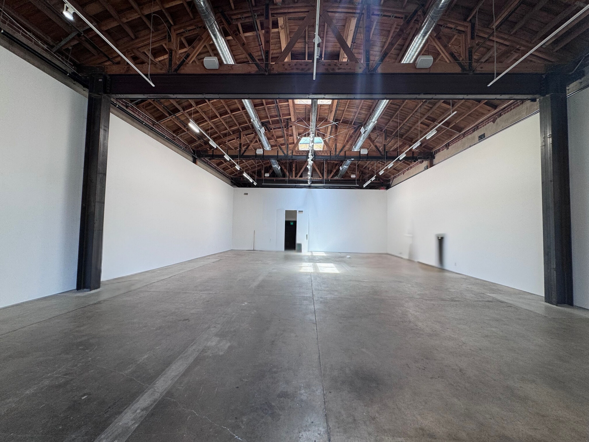 821-835 E 3rd St, Los Angeles, CA à louer Photo intérieure– Image 1 sur 4