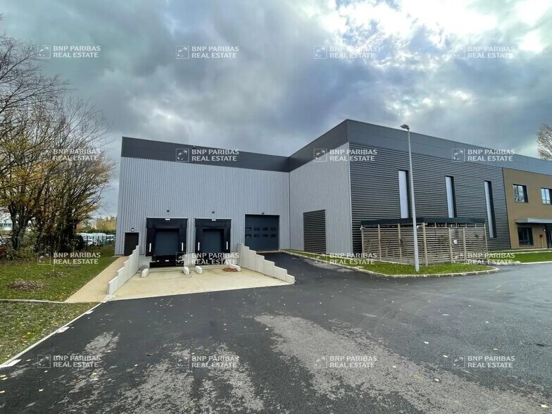 Local d’activités dans Trappes à louer - Photo de l’immeuble – Image 1 sur 16