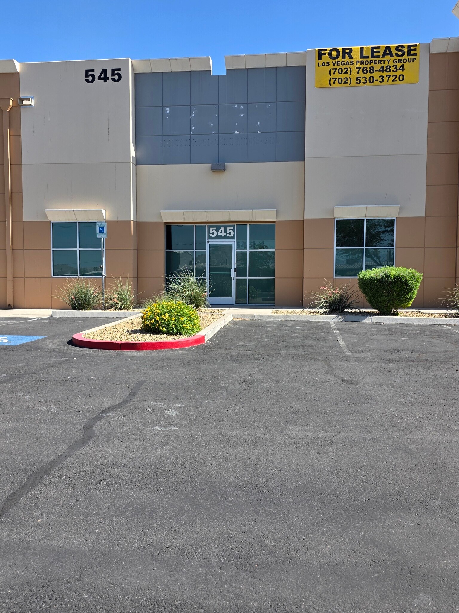 545 W Sunset Rd, Henderson, NV à louer Photo de l’immeuble– Image 1 sur 17