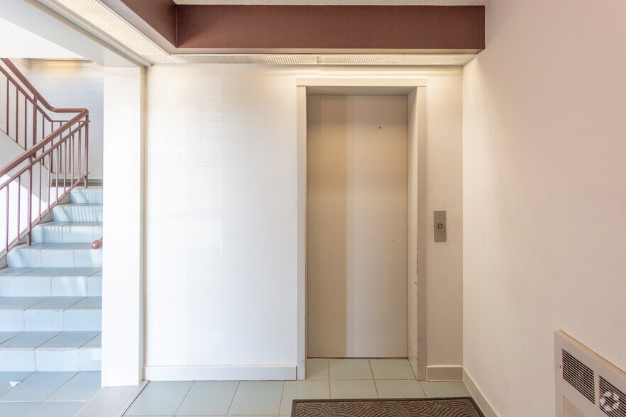 495 36 St NE, Calgary, AB à louer - Hall d’entrée – Image 2 sur 30