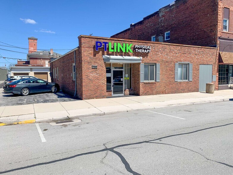 122 W Center St, Fostoria, OH à vendre - Photo principale – Image 1 sur 4