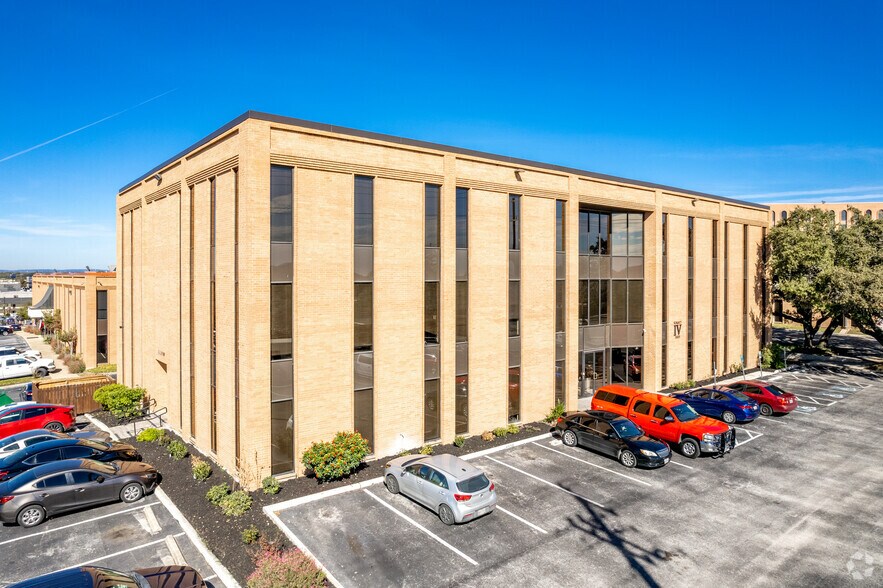 5805 Callaghan Rd, San Antonio, TX à louer - Photo de l’immeuble – Image 1 sur 11