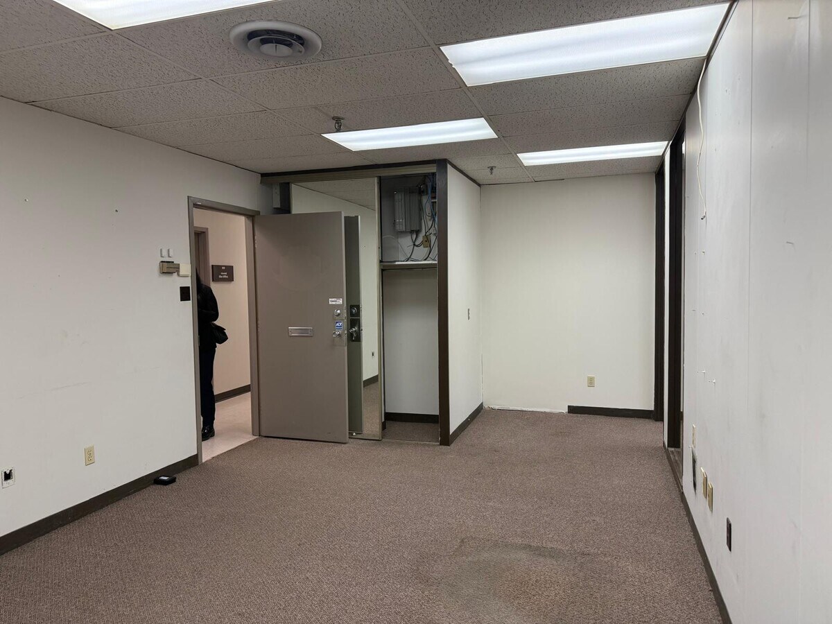 2465 Cawthra Rd, Mississauga, ON L5A 3P2 - Lot 103 -  - Photo intérieure - Image 1 of 4