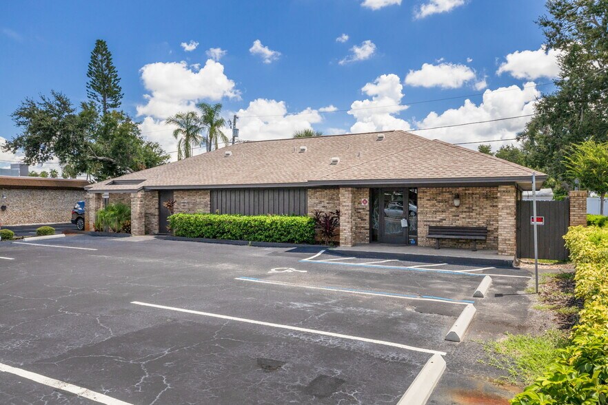 1701 66th St N, Saint Petersburg, FL à louer - Photo de l’immeuble – Image 3 sur 12