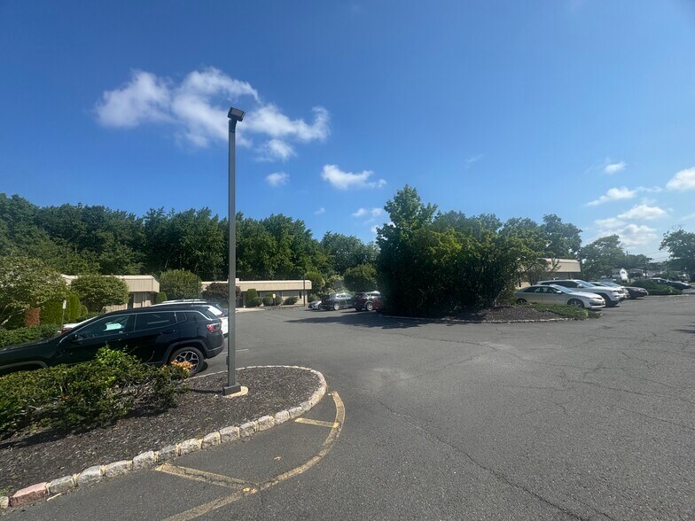 675 Line Rd, Aberdeen, NJ à louer - Photo de l’immeuble – Image 3 sur 4