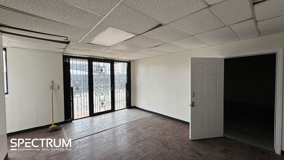 14743-14745 Arminta St, Van Nuys, CA à louer - Photo de l’immeuble – Image 2 sur 9