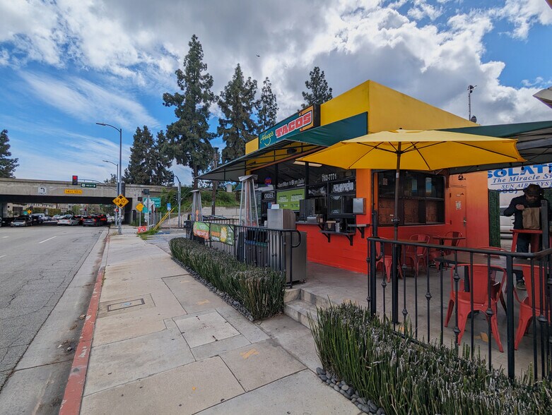 12900 Riverside Dr, Sherman Oaks, CA à louer - Photo de l’immeuble – Image 3 sur 9