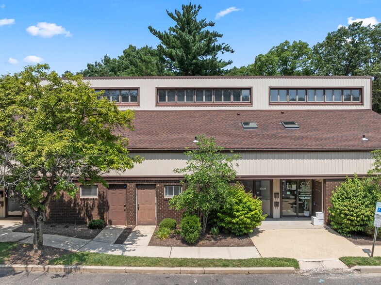 23-24 Brunswick Woods Drive, East Brunswick, NJ à louer - Photo principale – Image 1 sur 10
