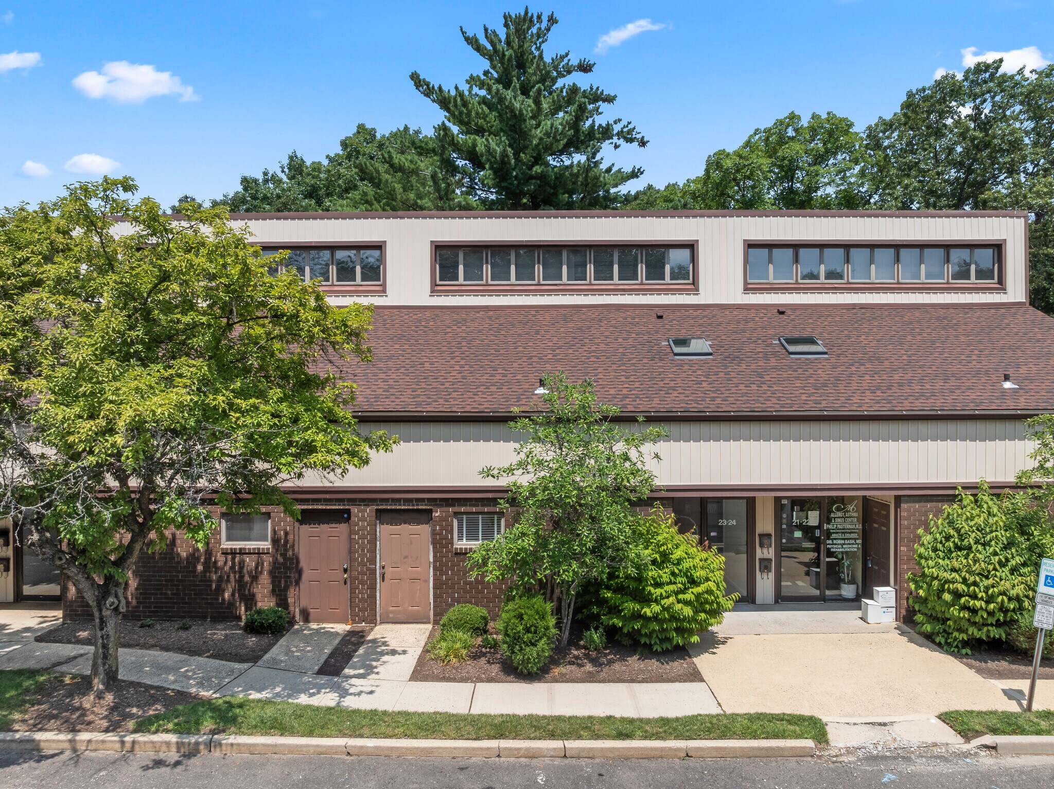 23-24 Brunswick Woods Drive, East Brunswick, NJ à louer Photo principale– Image 1 sur 11
