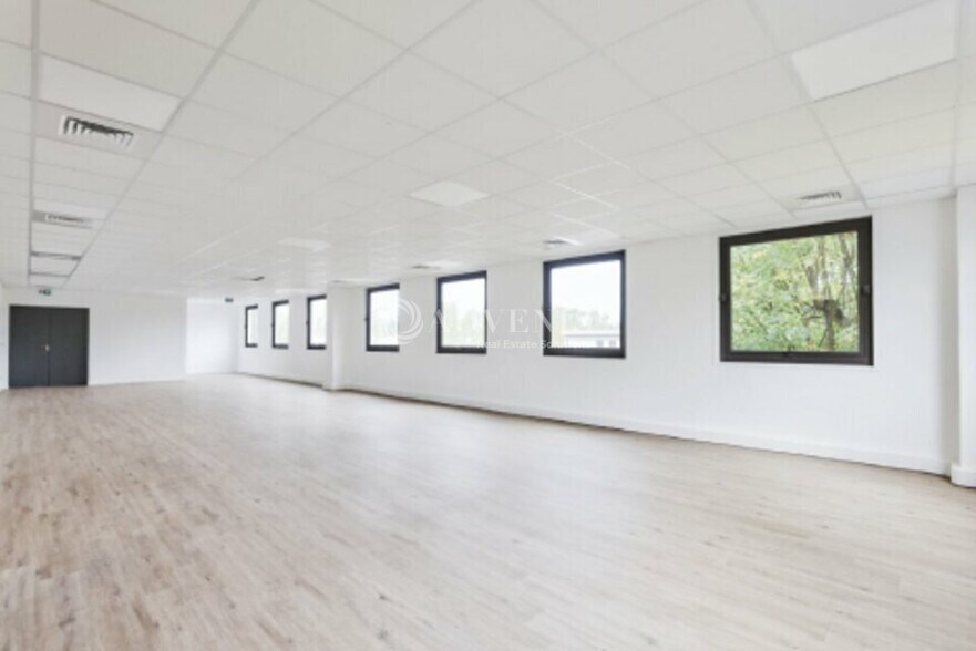 3 Rue Du Gevaudan, Lisses à louer - Photo intérieure – Image 2 sur 3