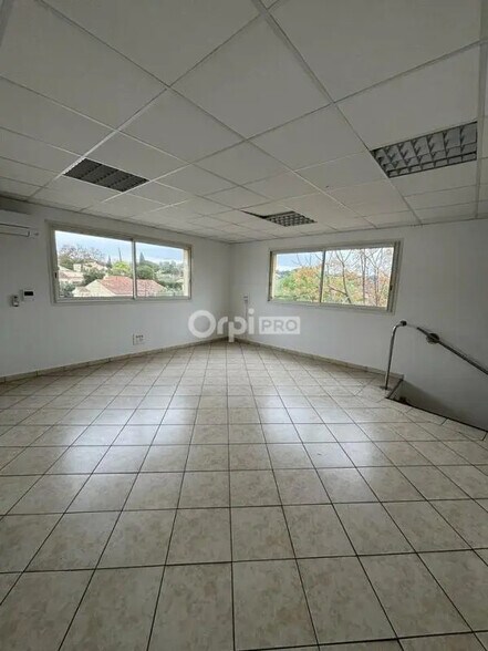 Local commercial dans La Seyne-sur-Mer à louer - Photo de l’immeuble – Image 3 sur 8