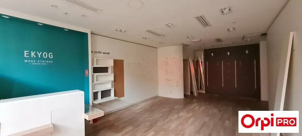 Local commercial dans Saint-Brieuc à louer Photo de l’immeuble– Image 1 sur 9