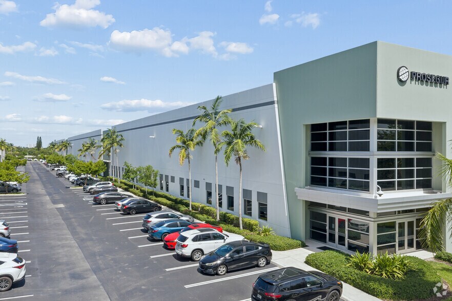 600 Hillsboro Technology Dr, Deerfield Beach, FL à louer - Photo de l’immeuble – Image 3 sur 9