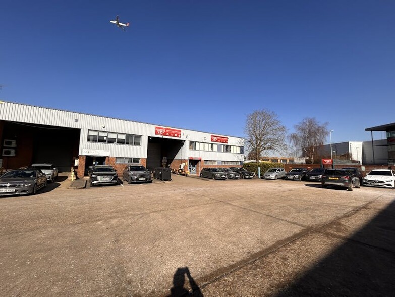 Blackthorne Rd, Slough à louer - Photo de l’immeuble – Image 3 sur 4