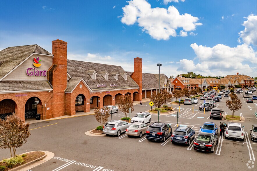 5600-5675 Stone Rd, Centreville, VA à louer - Photo de l’immeuble – Image 1 sur 7