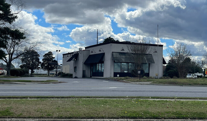 1001 S Memorial Dr, Greenville, NC à louer - Photo principale – Image 1 sur 7