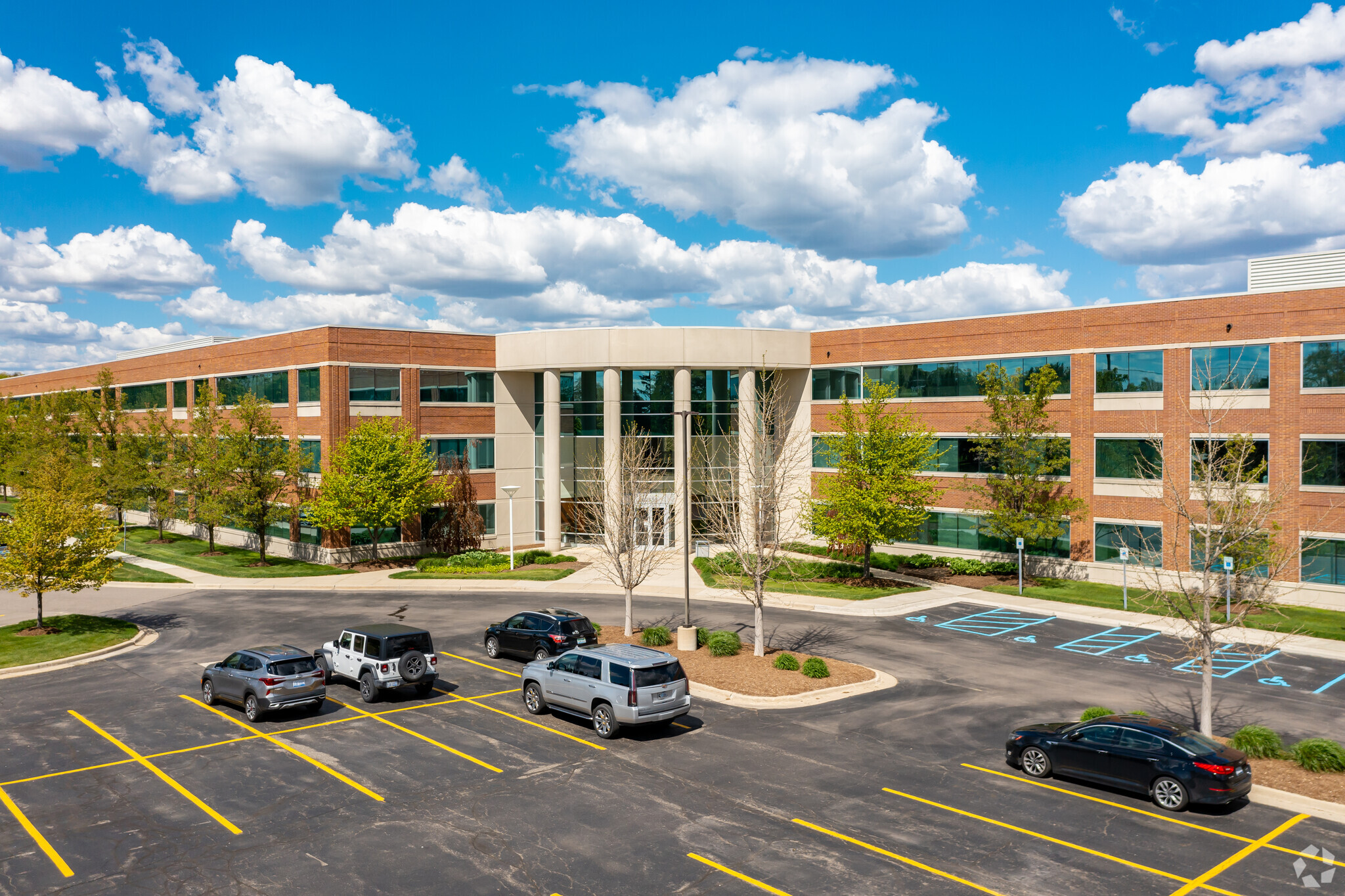 27555 Executive Dr, Farmington Hills, MI à louer Photo principale– Image 1 sur 9