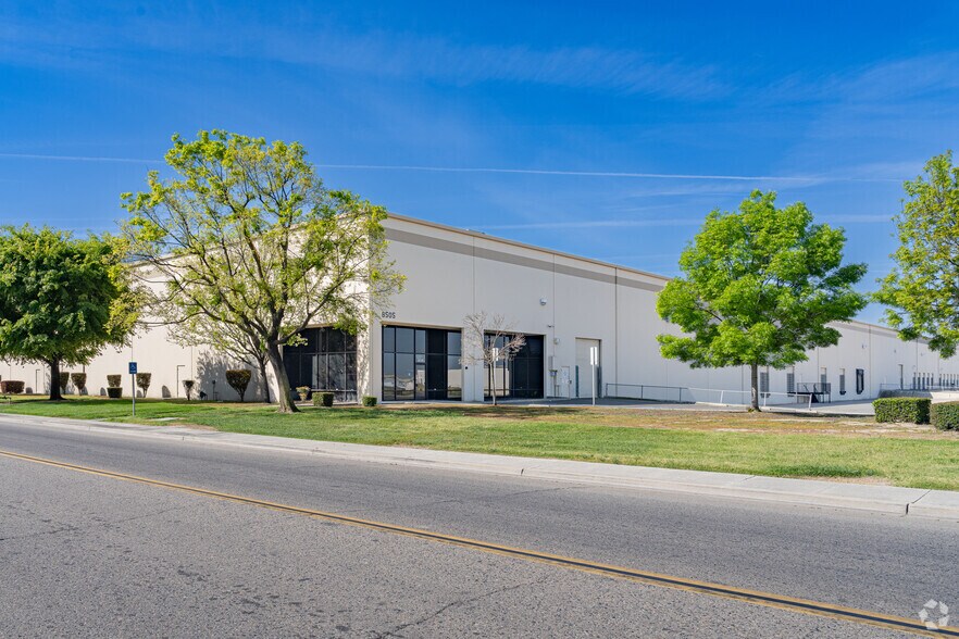 8505 W Doe Ave, Visalia, CA à louer - Photo principale – Image 1 sur 12