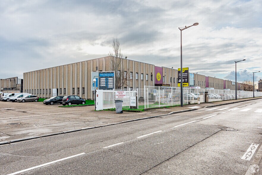 Local d’activités dans Oullins-Pierre-Bénite à louer - Photo principale – Image 1 sur 2