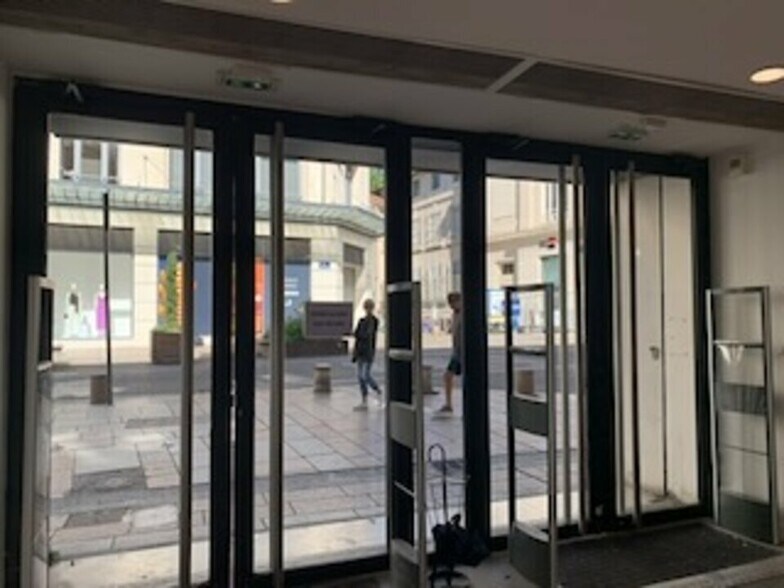 Local commercial dans Avignon à louer - Hall d’entrée – Image 3 sur 5