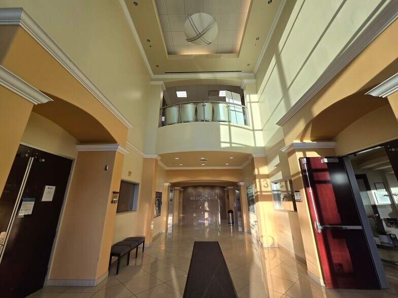 113 Waterworks Way, Irvine, CA à vendre - Photo de l’immeuble – Image 3 sur 19