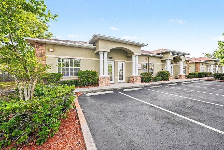 2505 Seven Springs Blvd, New Port Richey, FL à louer - Photo de l’immeuble – Image 2 sur 18