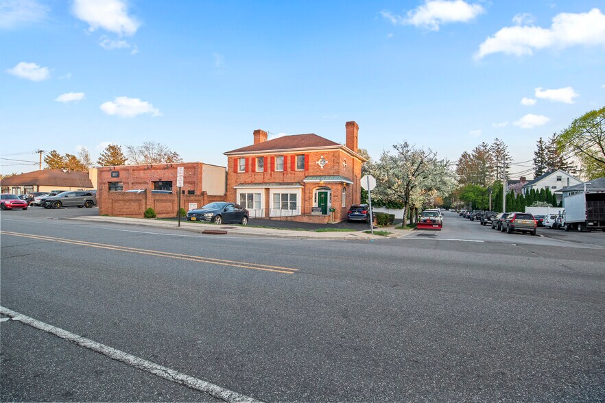 191 Forest Ave, Locust Valley, NY à vendre - Photo de l’immeuble – Image 2 sur 15