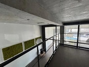 Un espace moderne et lumineux, parfait pour la créativité et la productivité.