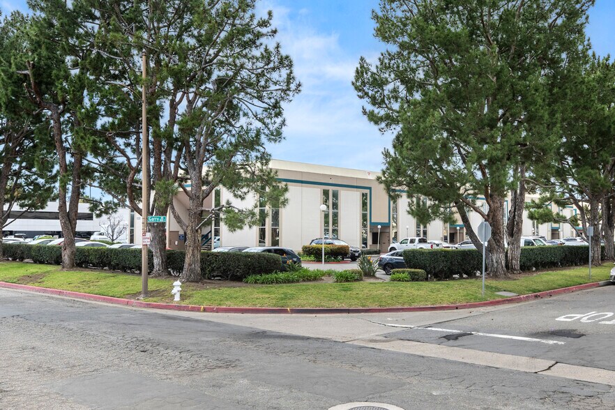 1820 E Garry Ave, Santa Ana, CA à vendre - Photo de l’immeuble – Image 3 sur 34