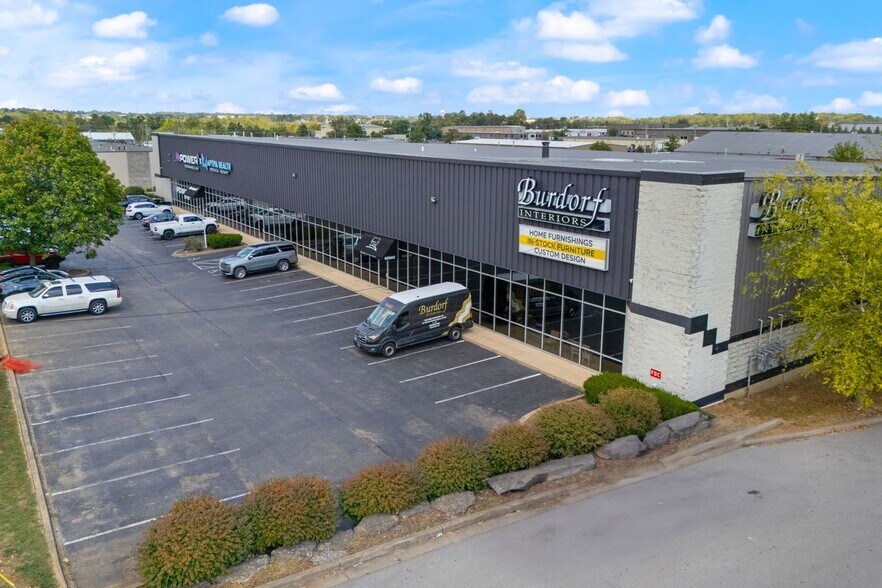 401 N English Station Rd, Louisville, KY à louer - Photo de l’immeuble – Image 2 sur 11
