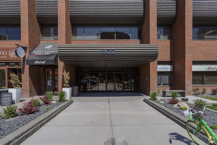 602 11th Ave SW, Calgary, AB à louer - Photo de l’immeuble – Image 1 sur 4