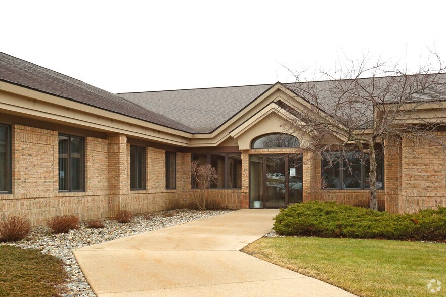 2111 University Park Dr, Okemos, MI à louer - Photo de l’immeuble – Image 1 sur 4