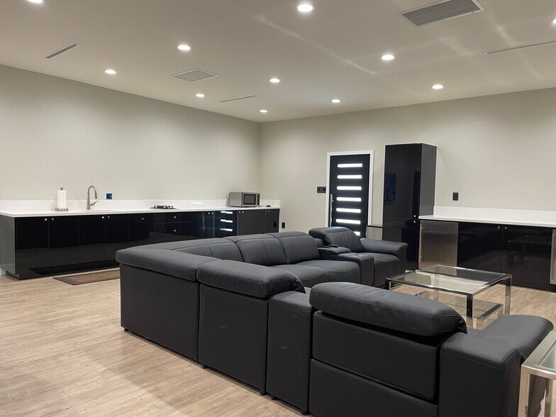 5627 Cahuenga Blvd, North Hollywood, CA à vendre - Photo de l’immeuble – Image 2 sur 15