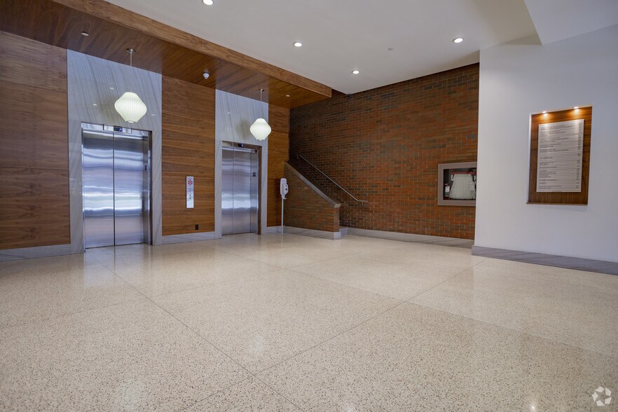 602 11th Ave SW, Calgary, AB à louer - Hall d’entrée – Image 3 sur 4