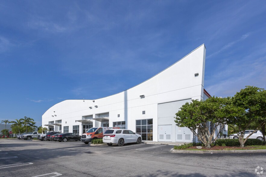 1701 NW 112th Ave, Miami, FL à louer - Photo principale – Image 1 sur 10