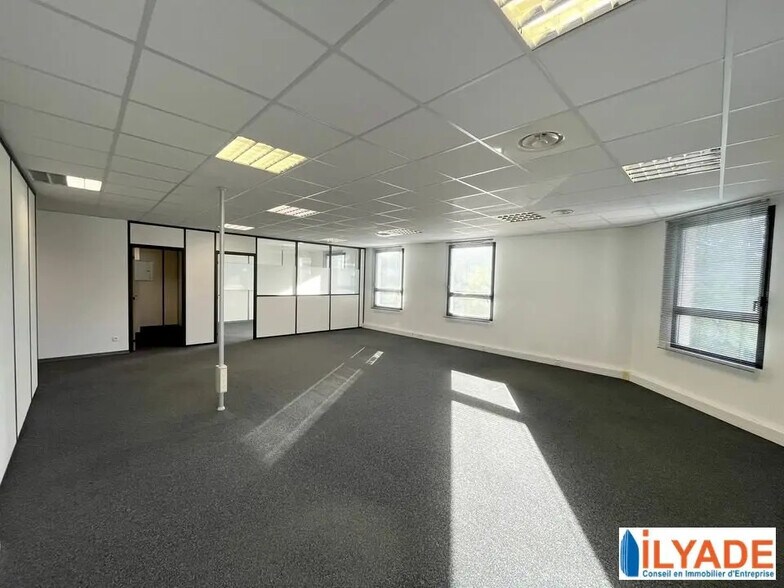 Bureau dans Meyreuil à louer - Photo de l’immeuble – Image 2 sur 5