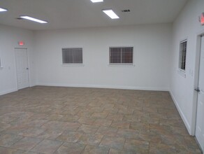 400 Uhland Rd, San Marcos, TX à louer Photo de l’immeuble– Image 2 sur 5
