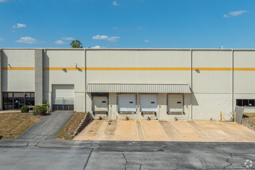 495 E Locust Ln, York, PA à louer - Photo de l’immeuble – Image 2 sur 5