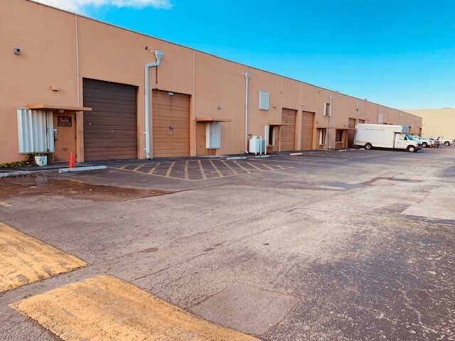 2075-2129 W 76th St, Hialeah, FL à vendre - Photo de l’immeuble – Image 3 sur 9