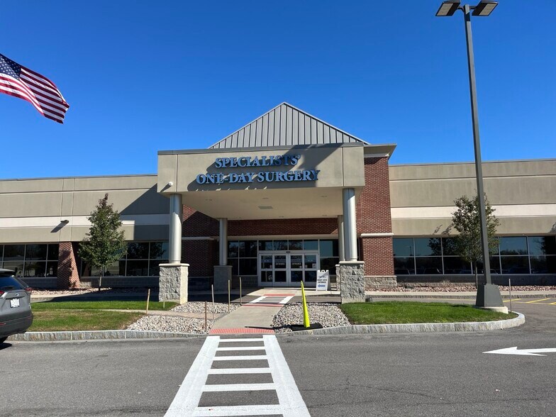 5801 E Taft Rd, North Syracuse, NY à louer - Photo de l’immeuble – Image 3 sur 5