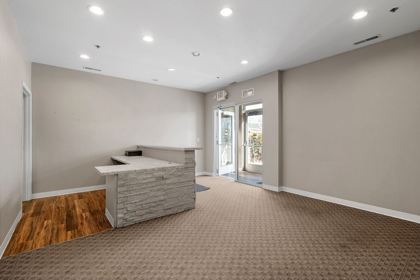 4653 White Bear Pky, White Bear Lake, MN 55110 - Lot 4653 -  - Hall d’entrée - Image 1 of 7