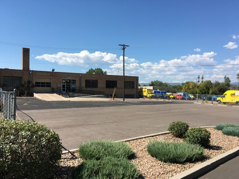 2555 S Santa Fe Dr, Denver, CO à louer - Photo de l’immeuble – Image 2 sur 12
