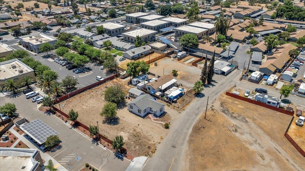 923 Goleta Way, Hanford, CA portefeuille de 3 biens à vendre sur LoopNet.fr - Photo principale – Image 1 sur 19