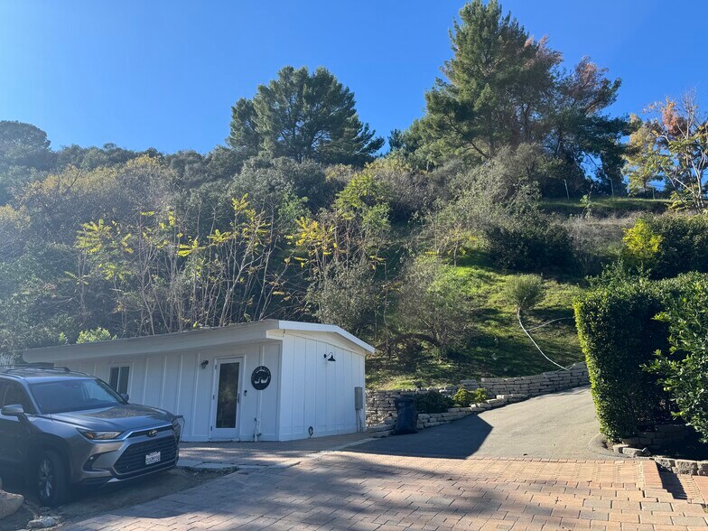3 Ambar Dr, Woodland Hills, CA à vendre - Photo de l’immeuble – Image 3 sur 17