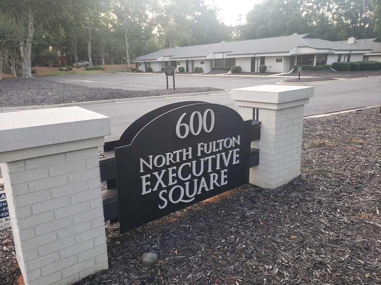 600 Houze Way, Roswell, GA à louer - Photo de l’immeuble – Image 2 sur 23