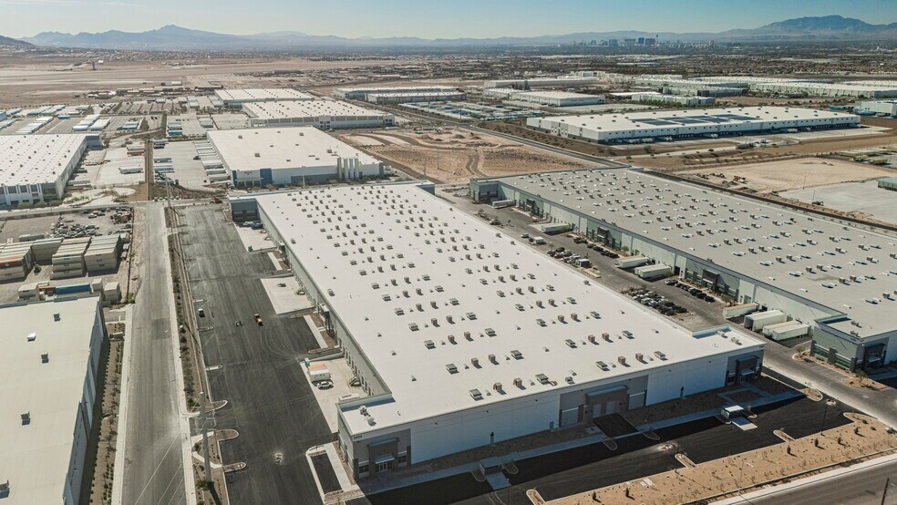 East Tropical Parkway, Las Vegas, NV à louer - Photo de l’immeuble – Image 2 sur 14