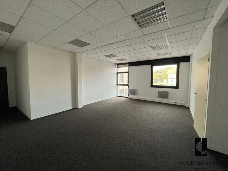 Bureau dans Roanne à louer - Photo de l’immeuble – Image 3 sur 4
